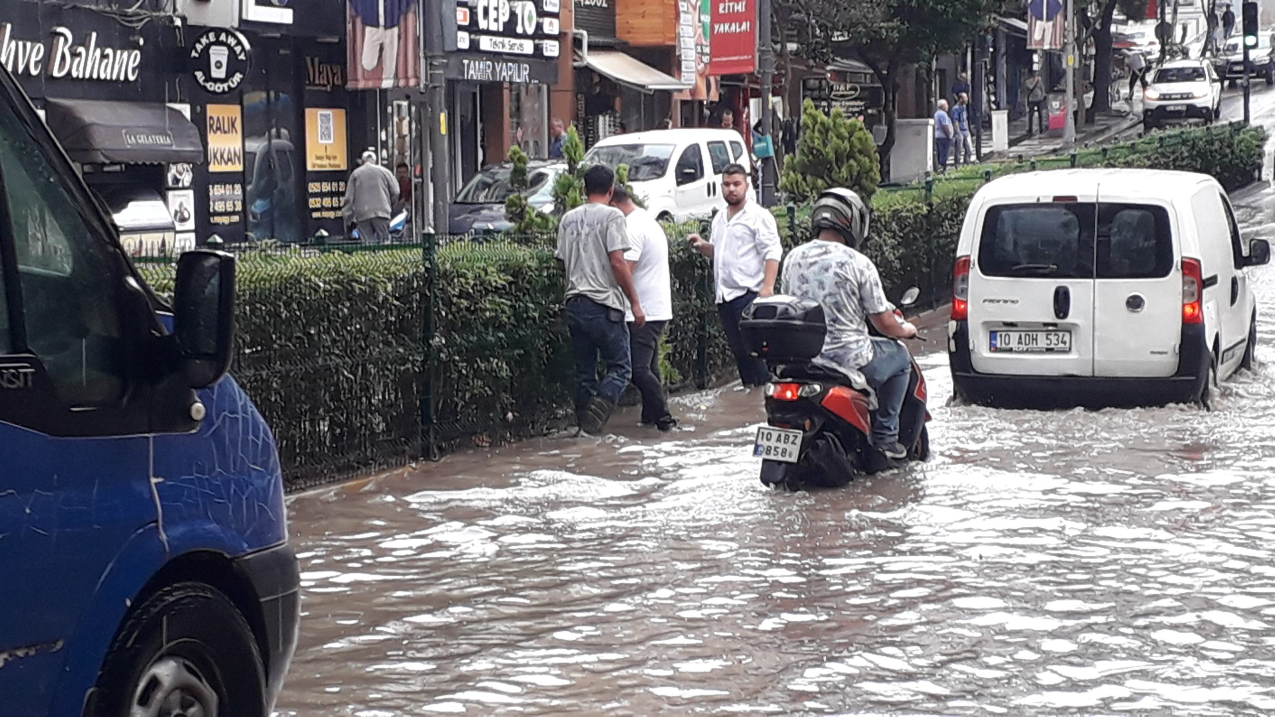 5 DAKİKADA GÖLE DÖNDÜ Bu sabah saat 10 sıralarında başlayan ve 5 dakika süren