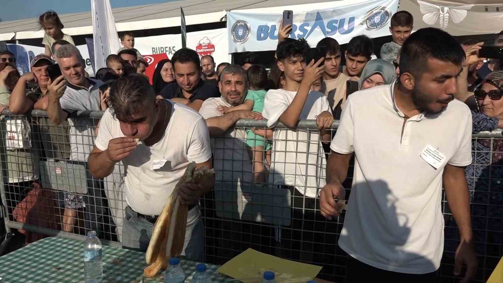 6 dakikada 14 metre kol böreği yedi, 10 bin lira kazandı BURSA’DA İKİNCİSİ DÜZENLENEN GASTRONOMİ FESTİVALİ’NDE KOL BÖREĞİ YEME YARIŞMASI DÜZENLENDİ.