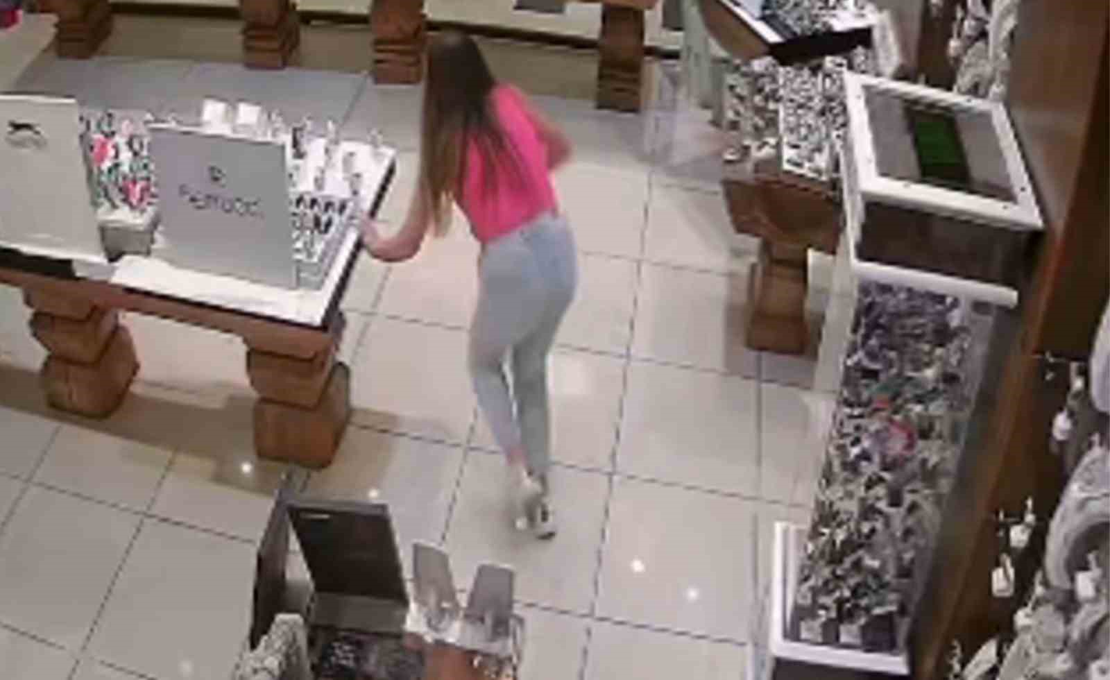 60 bin liralık saatleri çalıp kaçtı: Hırsızlık anı kamerada HIRSIZ KOŞARAK KAÇARKEN, MAĞAZA ÇALIŞANI DA YAŞADIĞI ŞOKU ÜZERİNDEN ATIP