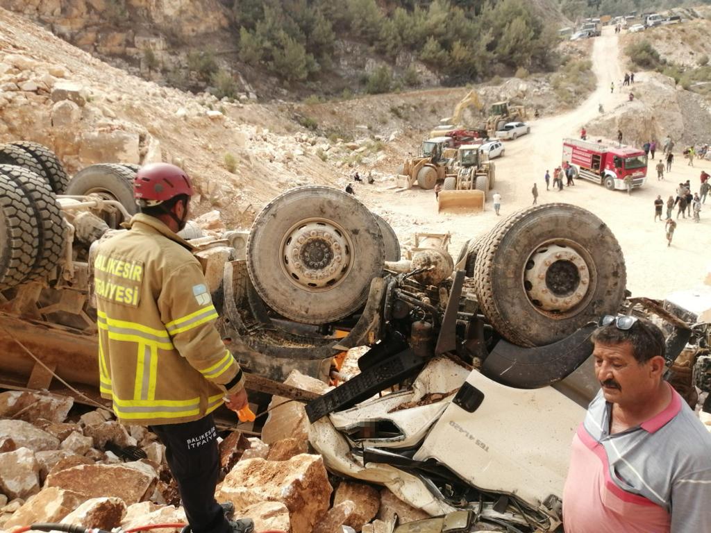 Hafriyat kamyonu uçuruma devrildi: 2 kişi öldü UÇURUMA DEVRİLEN HAFRİYAT KAMYONUNDAKİ 2 KİŞİ ÖLDÜ