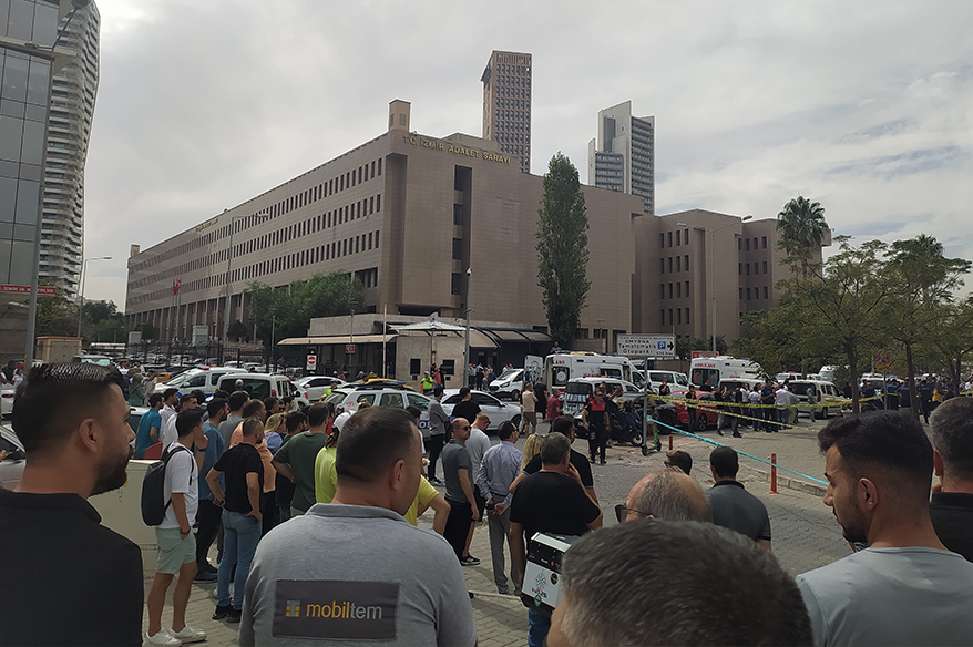 İzmir Adliyesi önündeki restoranda, iki grup arasında silahlı çatışma çıktı.