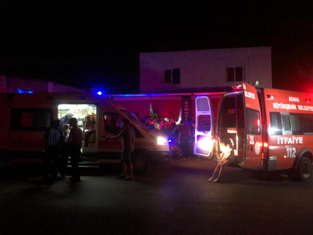 Adana’nın Kozan ilçesinde meydana gelen trafik kazasında otomobil işyerine çarptı.