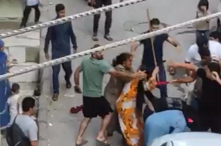 BEYOĞLU’NDA ÇIKAN KAVGA KAMERAYA YANSIDI