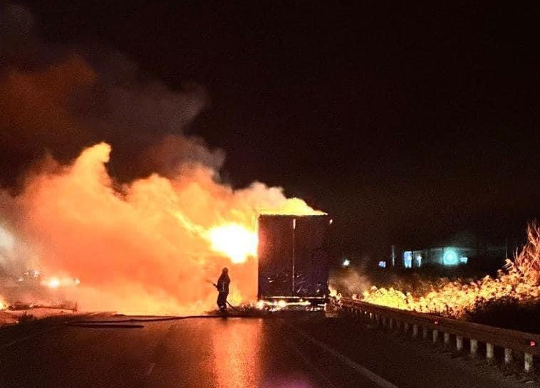Bursa&rsquo;da metal y&uuml;kl&uuml; tırın dorsesi alev alev yandı. Yangın, Karacabey
