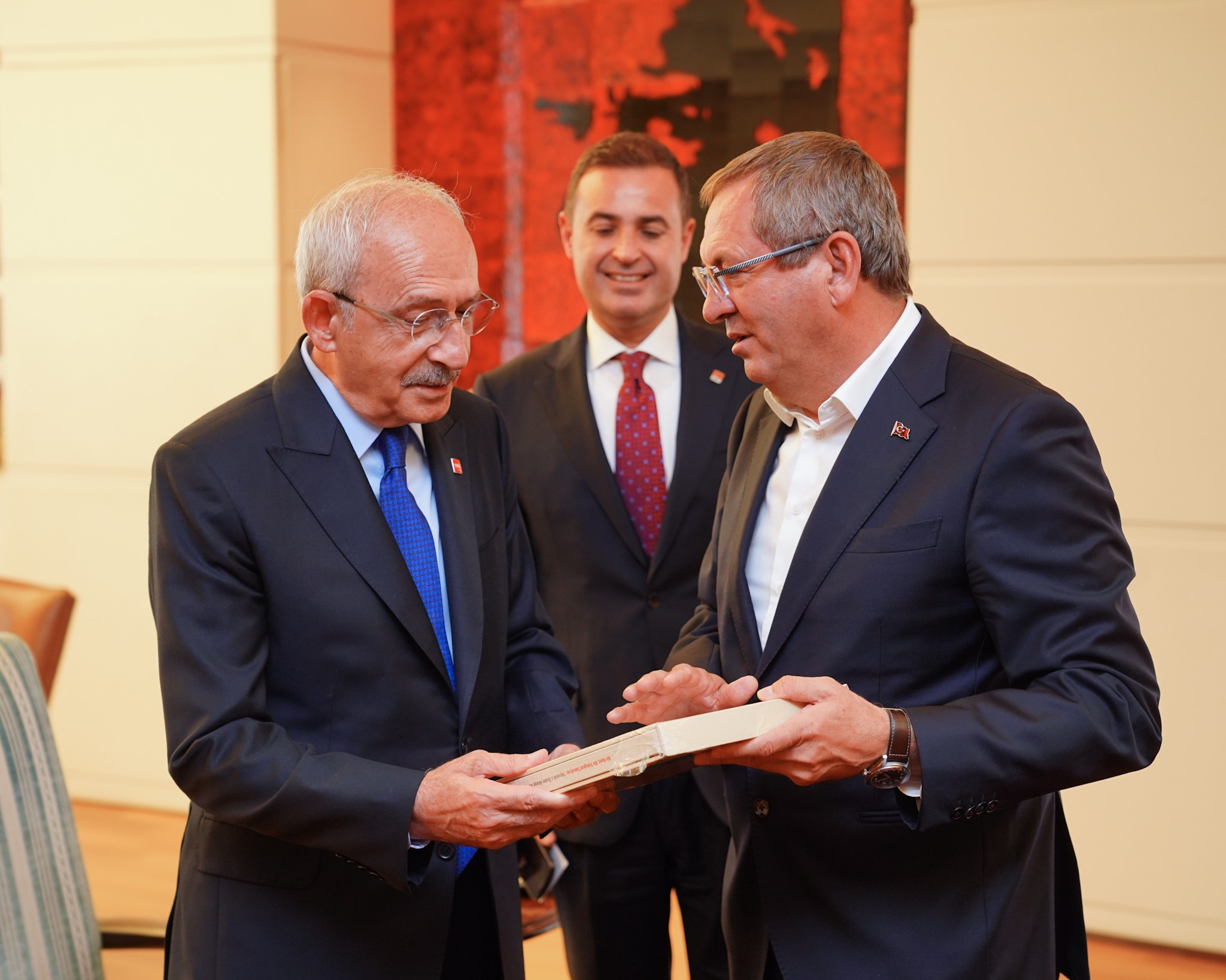Ayvalık Belediye Başkanı’ndan CHP Lideri Kılıçdaroğlu’na sürpriz Cumhuriyet Halk Partisi’nin 100. yıl kutlamaları çerçevesinde başkentte bulunan Ayvalık