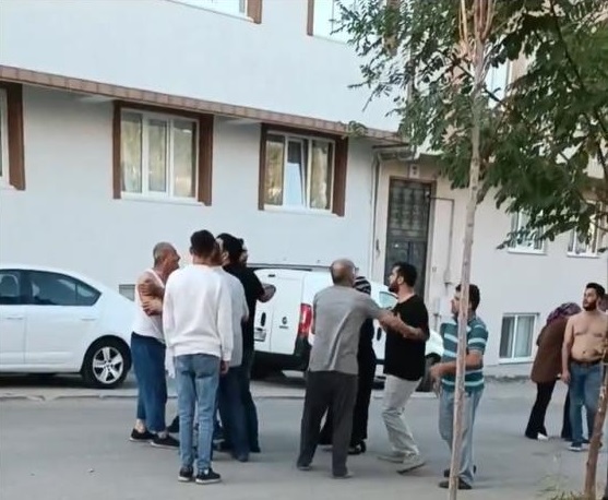 BURSA’DA İKİ KOMŞU ARASINDA SÖZLÜ TARTIŞMA KAVGAYA DÖNÜŞÜNCE YUMRUKLARDA HAVA
