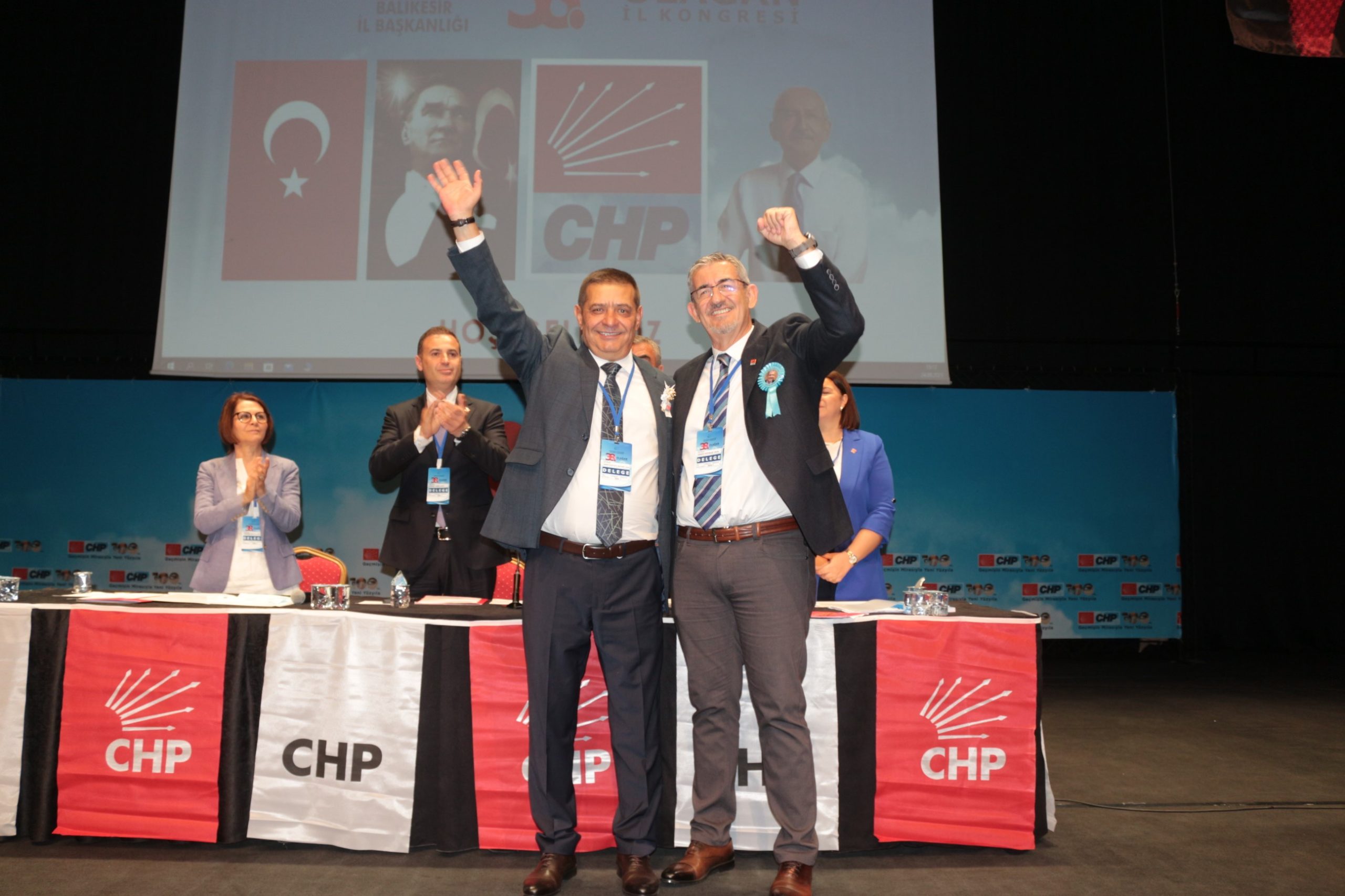 CHP Balıkesir İl Başkanlığının 38. Olağan Kongresi’nde Erden Köybaşı delegelerin