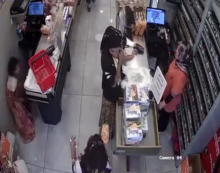 Ankara’da bir marketi gözünü kestiren iki kadının, yanlarında getirdiği 4