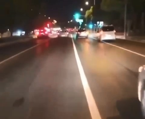 Ölümüne makas kamerada BURSA’DA HAFİF TİCARÎ ARACIN SÜRÜCÜSÜ ANAYOLDA HIZLA MAKAS ATTI. HEM