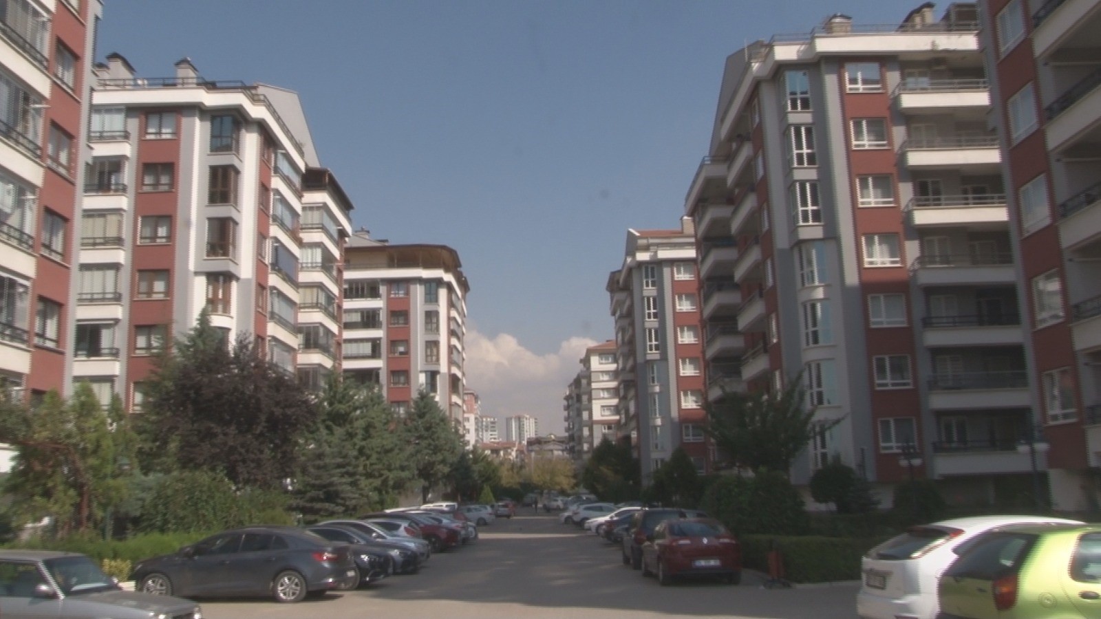 Ev sahibi rayiç bedel diyerek 14 bin lira istedi kiracılar fahiş diyerek itiraz etti Ankara’da Tümerkent Sitesi’nde 5 yıl ve üzeri kiracılarına kira tespit