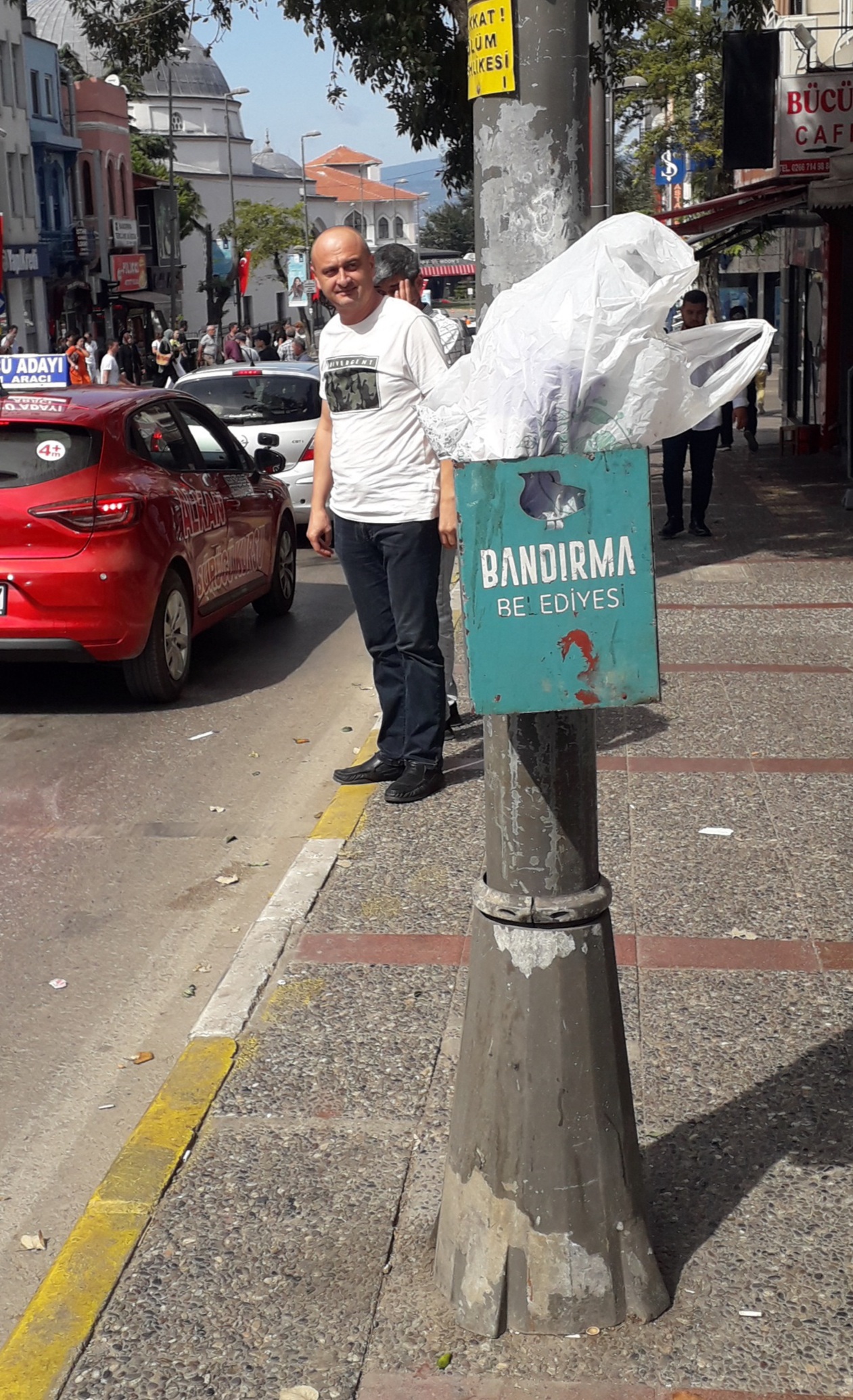 BAŞKALARI DA VAR! Önceki gün haberini yaptığımız “Çöp Kutuları Yerlerde