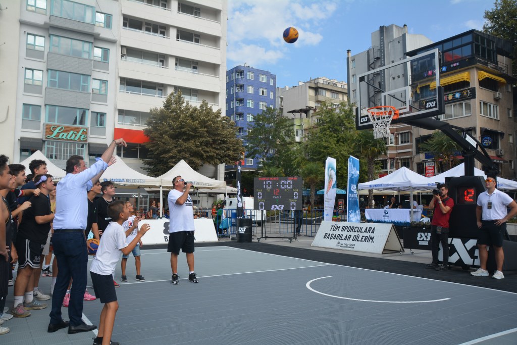Bu yıl 2’ncisi düzenlenen “Bandırma 3X3 Uluslararası Basketbol Turnuvası”nın resmi