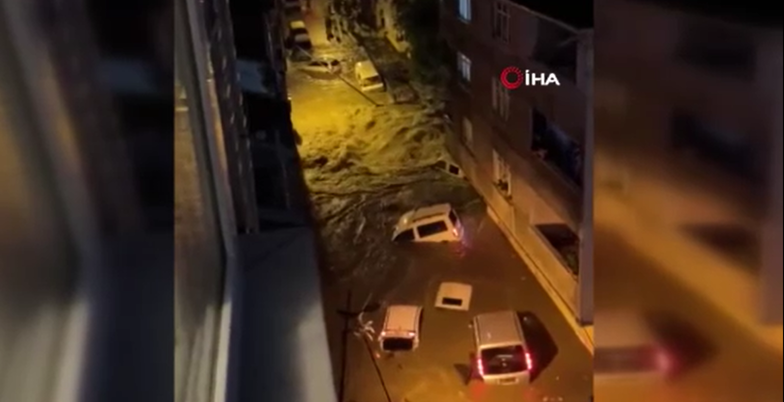 Başakşehir ve İkitelli’de araçlar suya gömüldü Başakşehir ve İkitelli’de yoğun yağış nedeniyle araçlar suya gömüldü.İstanbul’un Kuzey