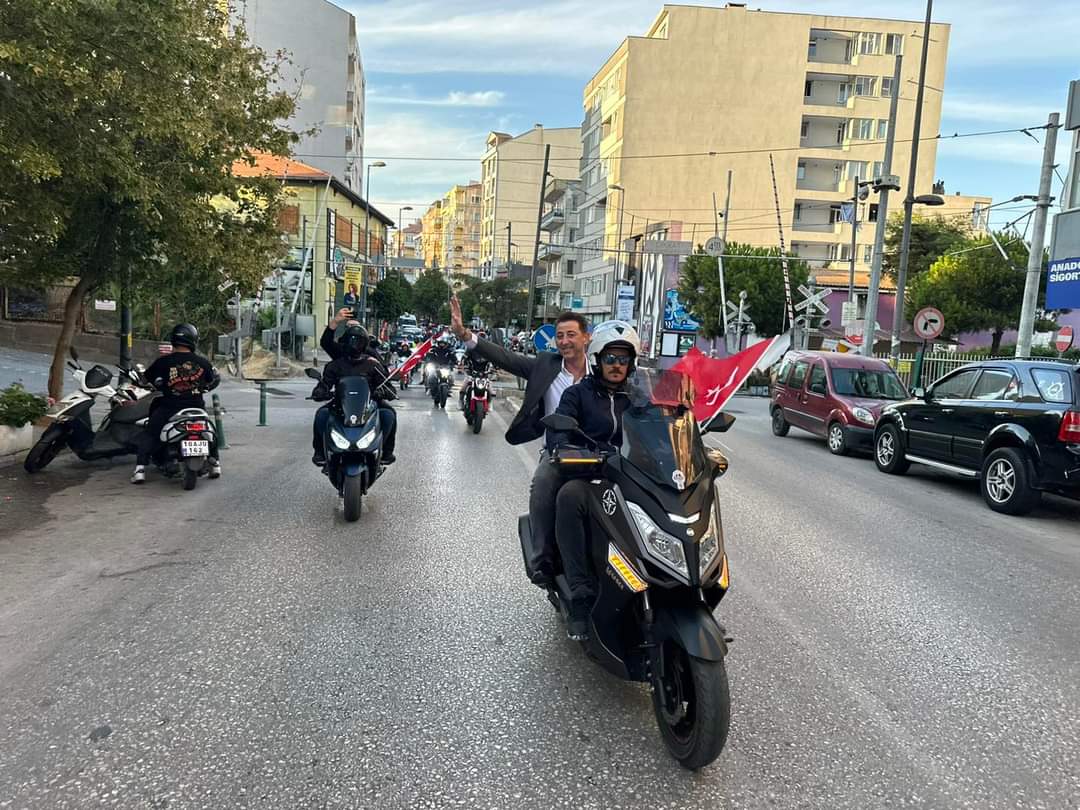Bandırma’da motorlar Son Kurşun Anıtı’na sürüldü Bandırma’nın Kurtuluşunun 101’inci yılında “Kurtuluş Turu” etkinliği düzenlendi. Bandırma Scooter