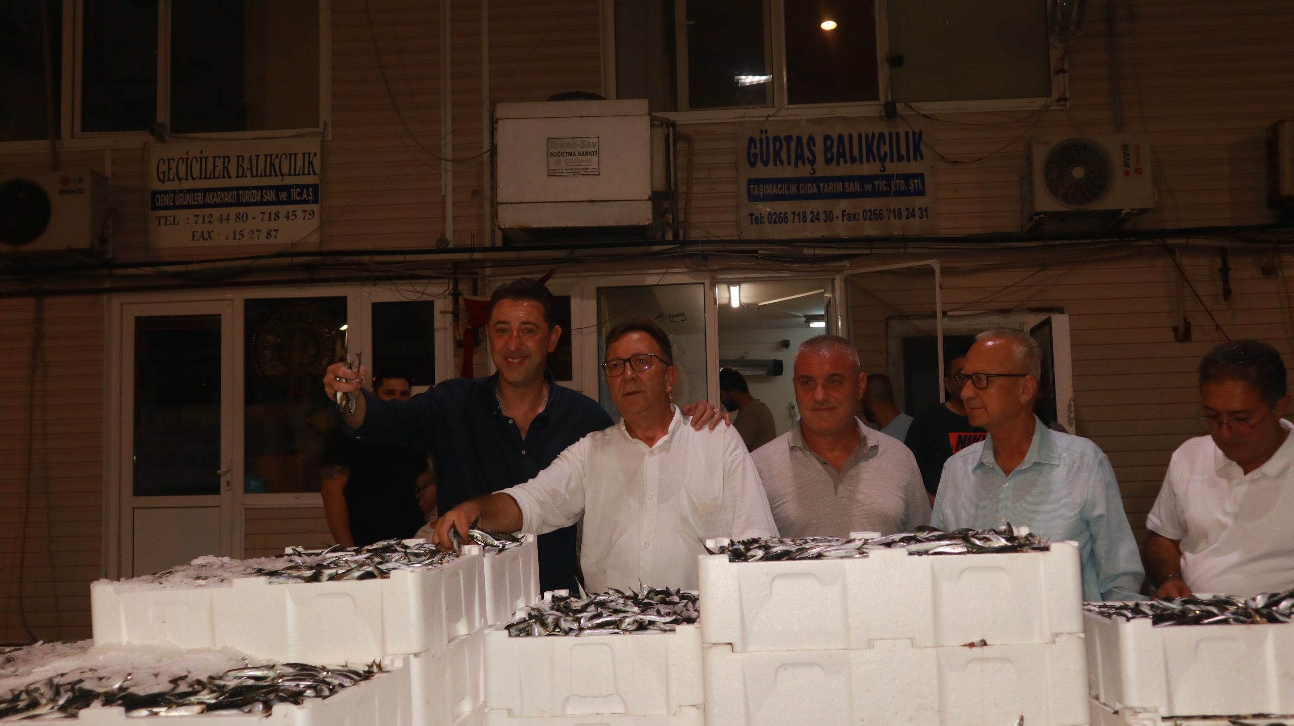 Balıkçılar av yasağının sona ermesiyle birlikte denize açılarak mavi sulara