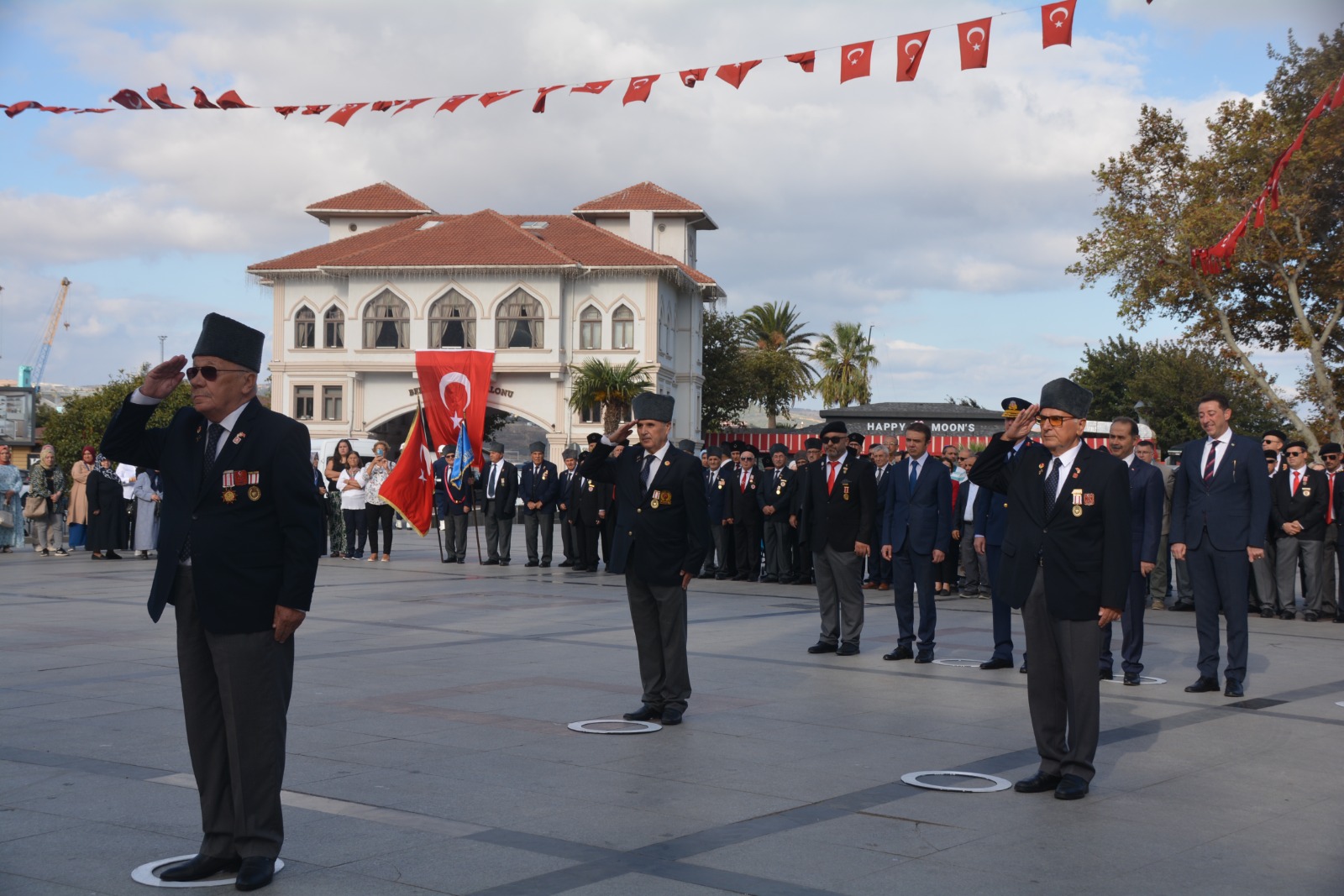 Bandırma Cumhuriyet Meydanı’nda 19 Eylül Gaziler Günü dolayısıyla resmi tören