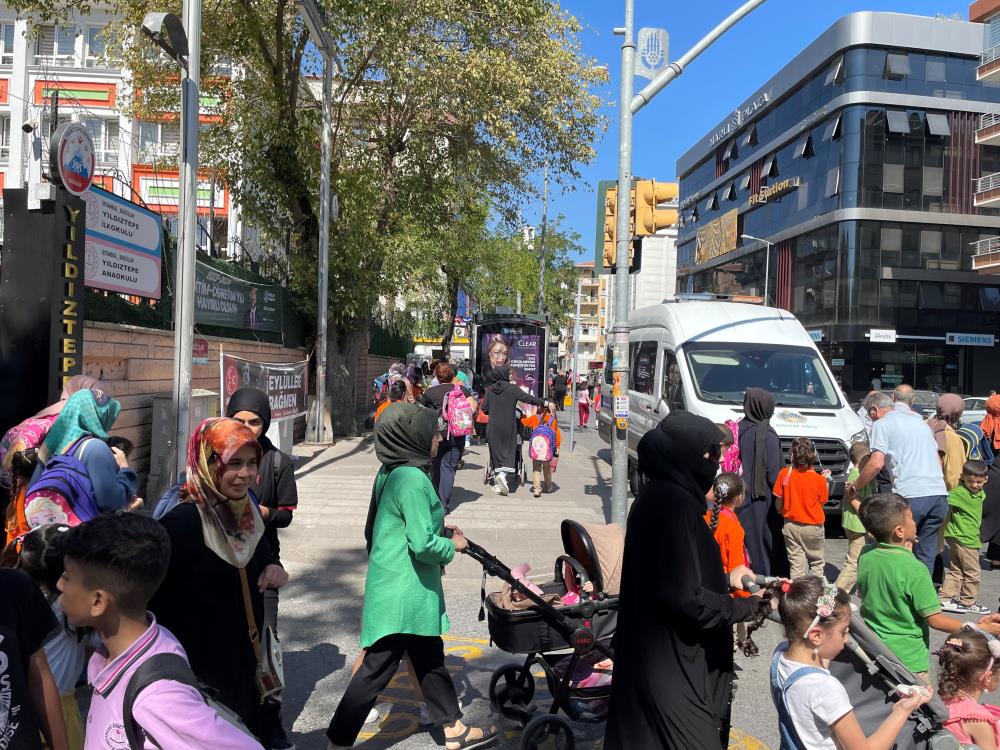Bağcılar’da bir okulun bahçesine giren başıboş pitbull veli ve öğrencilere