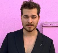 Büyük bir hayran kitlesine sahip ünlü oyuncu Çağatay Ulusoy, yeni