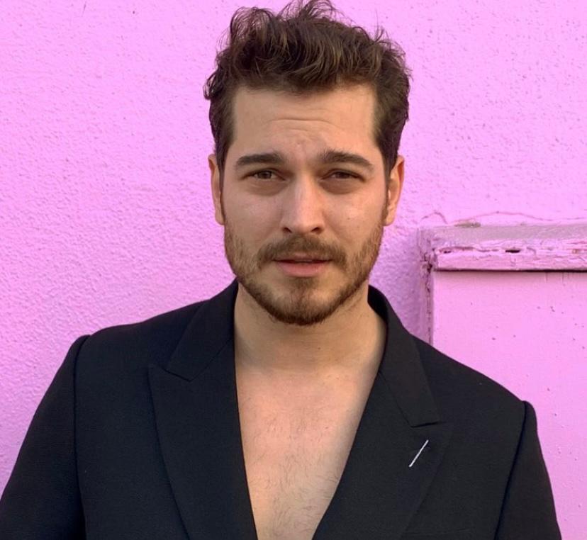 Büyük bir hayran kitlesine sahip ünlü oyuncu Çağatay Ulusoy, yeni