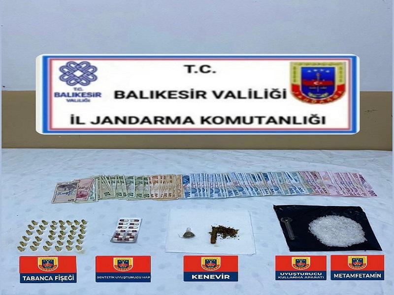 Uyuşturucu satıcısı aracında yakalandı Edremit’te uyuşturucu madde imal ve ticareti yaptığı tespit edilen şahıs