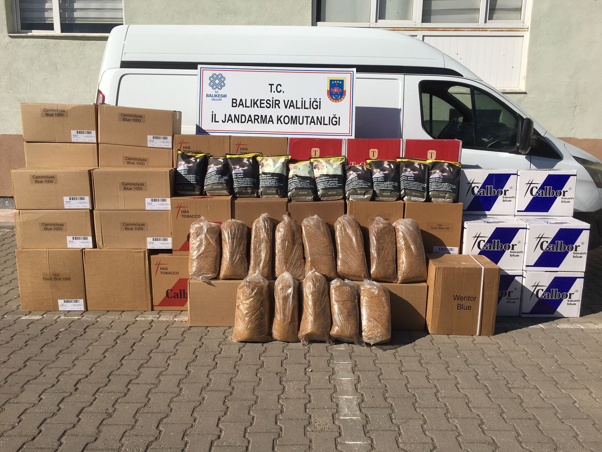 Balıkesir İl Jandarma Komutanlığı tarafından Dursunbey’de tütün kaçakçısı 1 şahıs
