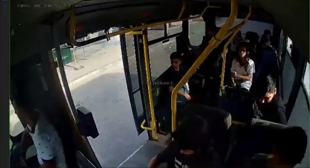 Açık olan dolmuş kapısından aşağı düştü ADANA'DA 13 YAŞINDAKİ KIZ ÇOCUĞU, HAREKET HALİNDEYKEN AÇIK OLAN DOLMUŞ