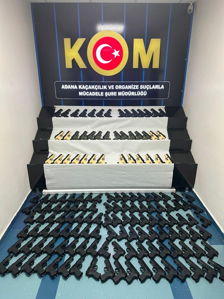 ADANA’DA POLİS EKİPLERİ SİLAH YAPILAN BİR ATÖLYEYE DÜZENLENDİĞİ OPERASYONDA SATIŞA