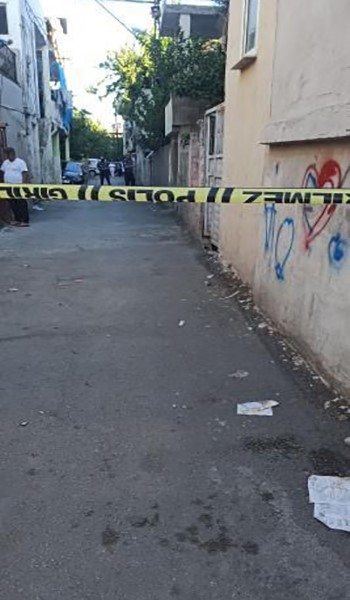 ADANA’DA İKİ GRUP ARASINDA ÇIKAN SİLAHLI KAVGADA BİR KİŞİ TABANCA