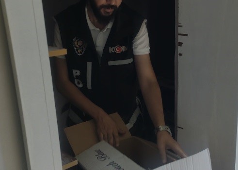 MALATYA’DA TÜTÜN KAÇAKÇILAR, YAŞANAN DEPREM SONRASI AĞIR HASARLI BİR EVİ