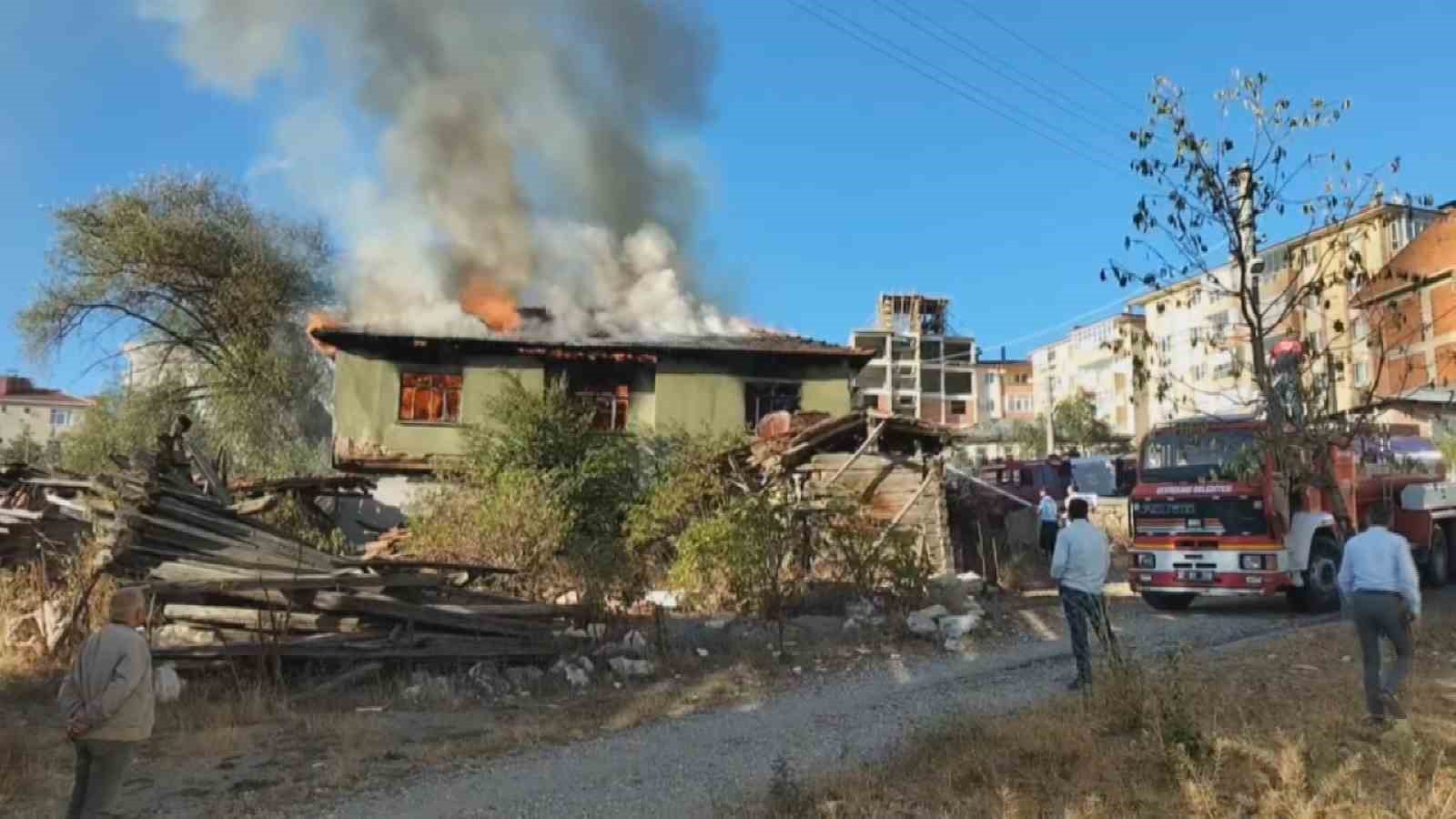 KASTAMONU’DA BİLİNMEYEN NEDENLE ÇIKAN YANGINDA İKİ KATLI AHŞAP EV TAMAMEN