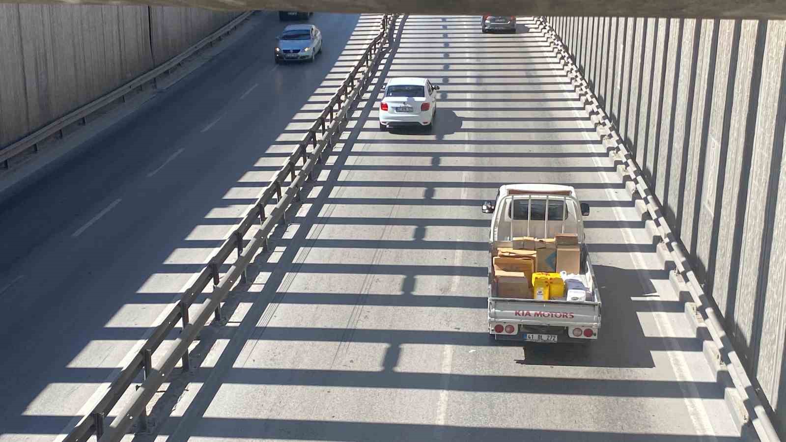 Alt geçitten geçen sürücüler, yola yansıyan ışıklardan şikayetçi KOCAELİ'NİN BAŞİSKELE İLÇESİNDE SÜRÜCÜLER, ALTGEÇİT ÜZERİNDEKİ DEMİR BORULARDAN YOLA YANSIYAN