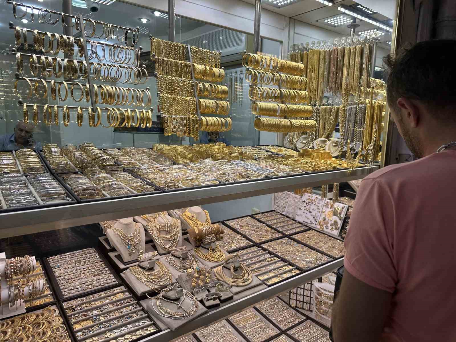 Altında yıl sonu beklentisi yüksek HAFTAYA YÜKSELİŞLE BAŞLAYAN GRAM ALTIN BUGÜN DURAĞAN SEYREDİYOR. KAPALIÇARŞI’DA GRAM