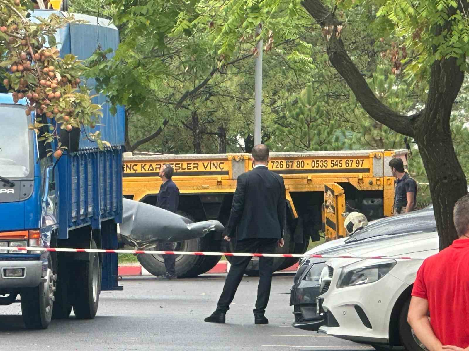 ANKARA’DA HAVA KUVVETLERİ KOMUTANLIĞINA AİT F-4 SAVAŞ UÇAĞININ BİR PARÇASI