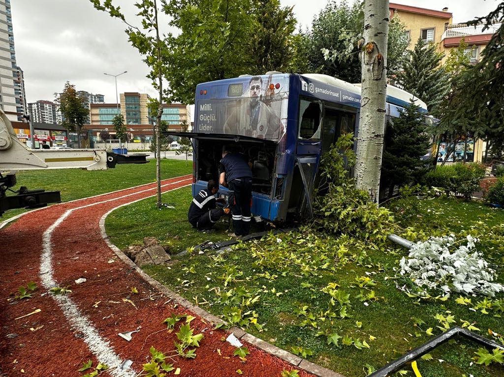 ANKARA’NIN PURSAKLAR İLÇESİNDE MEYDANA GELEN KAZA GÖRENLERİ KORKUTTU.