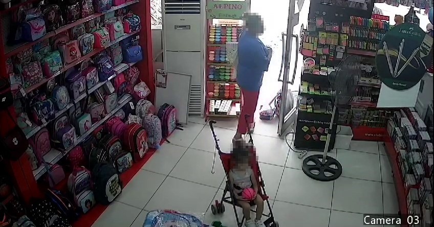ARNAVUTKÖY'DE BİR KIRTASİYE DÜKKANINA GİREN KADIN VİTRİNDE ASILI OLAN ÇANTALARDAN