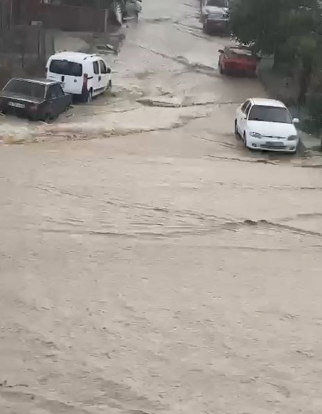Arnavutköy’de yollar göle döndü, araçlar suya gömüldü, bir evi su bastı ARNAVUTKÖY'DE ETKİLİ OLAN SAĞANAK YAĞIŞIN ETKİSİYLE YOLLAR GÖLE DÖNDÜ. ARAÇLAR