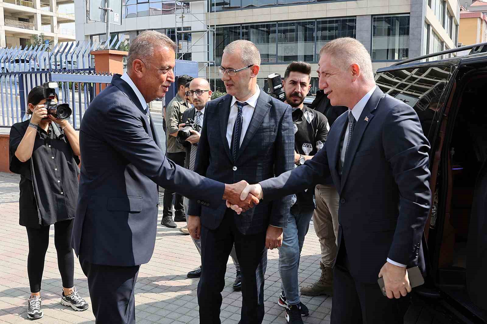 İSTANBUL VALİSİ DAVUT GÜL, İLÇE BELEDİYELERİNE YAPTIĞI ZİYARET PROGRAMI KAPSAMINDA