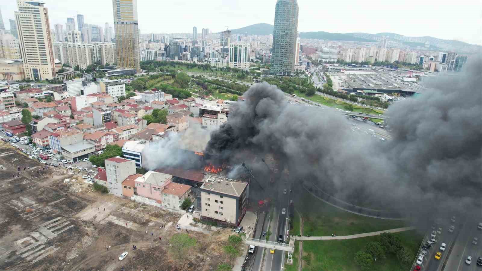 ATAŞEHİR'DE SPOR SALONUNDA BAŞLAYIP 3 BİNAYA SIÇRAYAN YANGIN DRON İLE