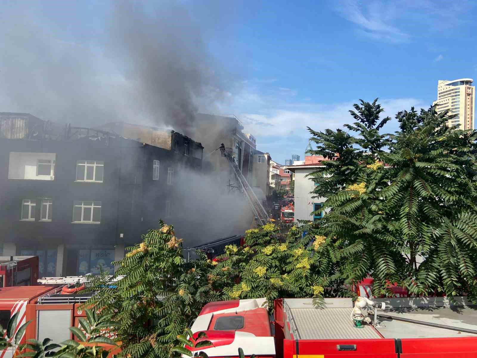 ATAŞEHİR'DE SPOR SALONUNDA BAŞLAYAN VE ÇEVREDEKİ 3 BİNAYA SIÇRAYAN YANGIN,