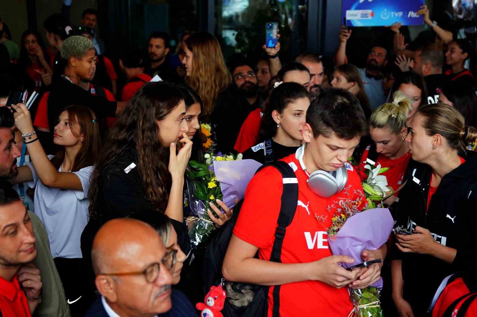 AVRUPA ŞAMPİYONU FİLENİN SULTANLARI, TÜRKİYE’YE DÖNDÜ