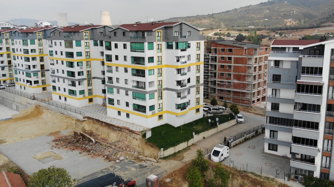 Bursa’da 4 bloktan oluşan 8 katlı bir sitenin inşaat çalışması