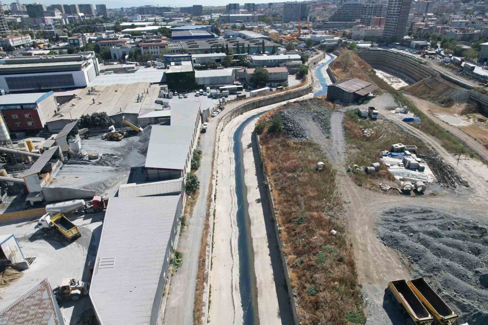 AYAMAMA DERSİNE KARIŞAN EV VE FABRİKA ATIKLARI ÇEVREDE AĞIR KOKU