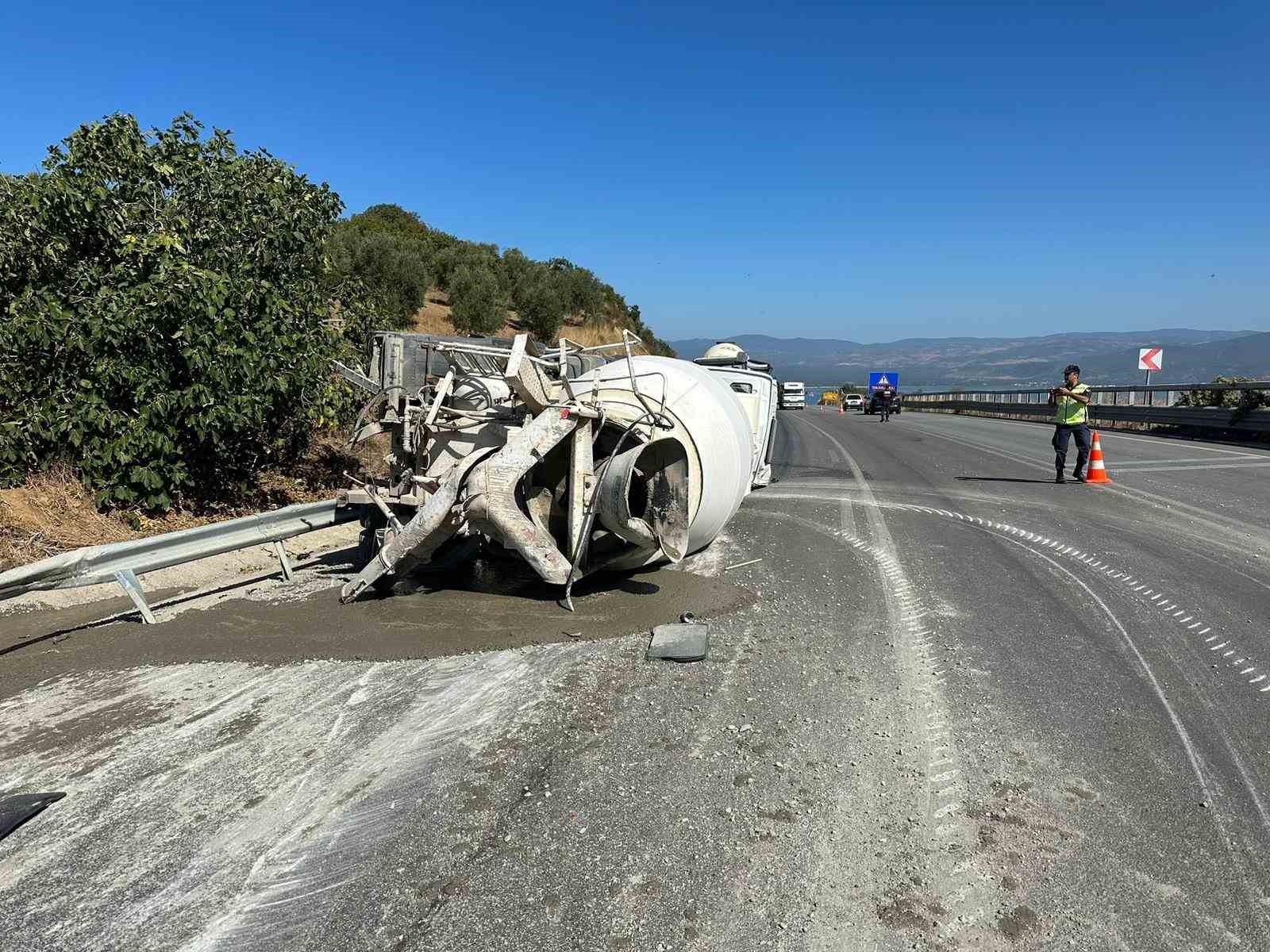 BURSA’DA AYNI FİRMAYA AİT İKİ BETON MİKSERİ KAFA KAFAYA ÇARPIŞTI.