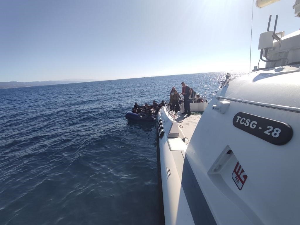 ÇANAKKALE’NİN AYVACIK İLÇESİ AÇIKLARINDA SAHİL GÜVENLİK EKİPLERİNCE HAREKET HALİNDEKİ LASTİK