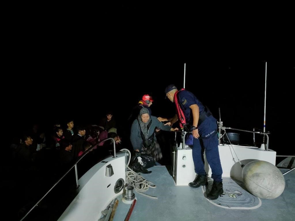 ÇANAKKALE’NİN AYVACIK İLÇESİ AÇIKLARINDA SAHİL GÜVENLİK EKİPLERİNCE İKİ AYRI OPERASYONDA