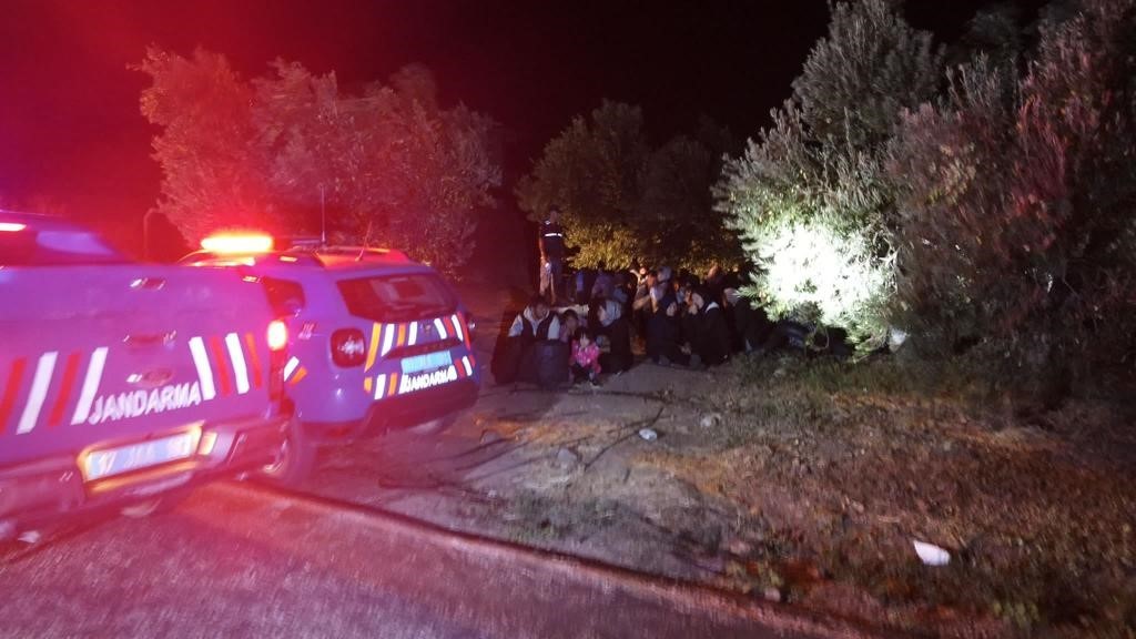 ÇANAKKALE İL JANDARMA KOMUTANLIĞI EKİPLERİ, AYVACIK İLÇESİNDE AFGANİSTAN UYRUKLU 37