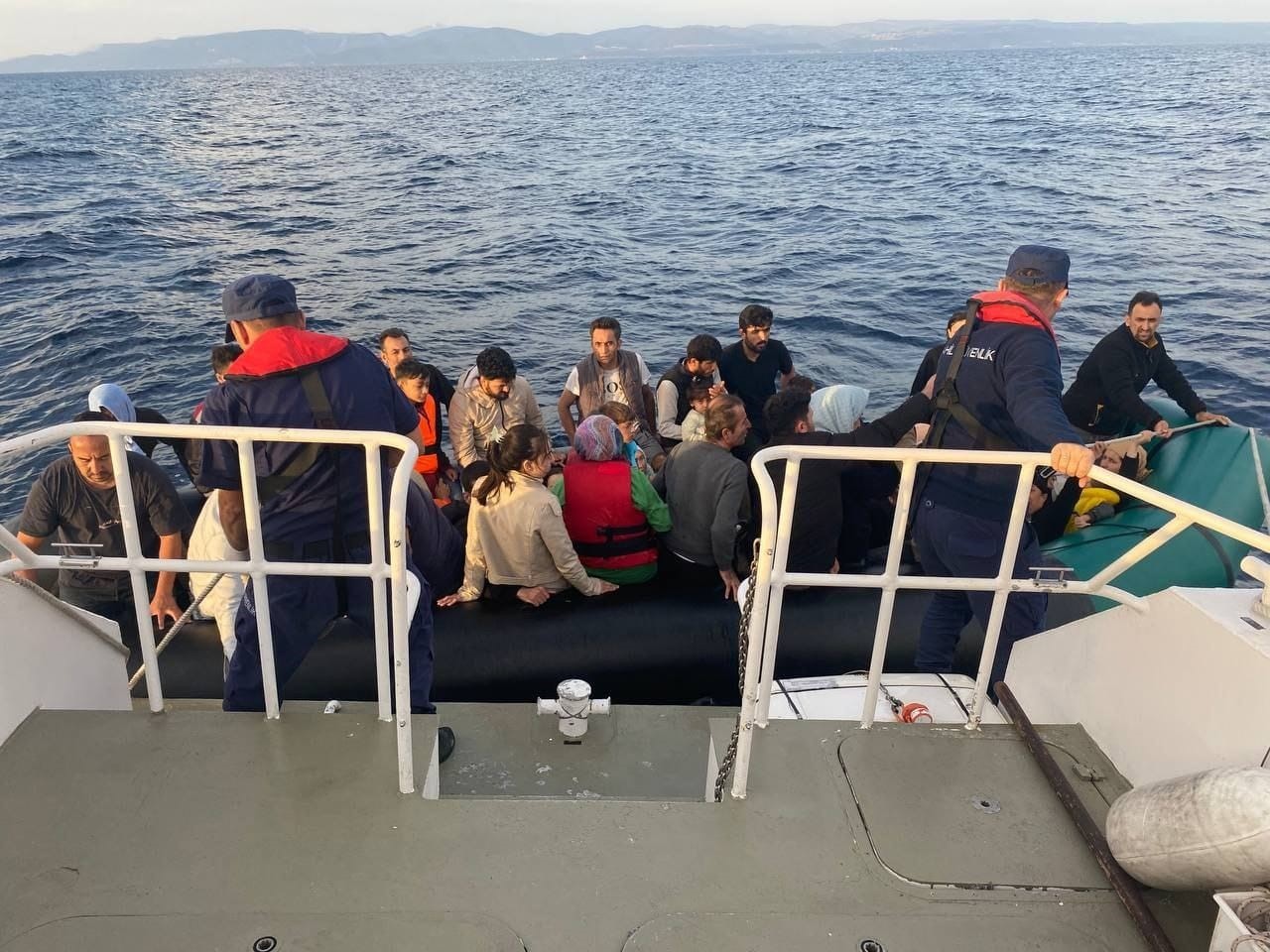 Ayvalık açıklarında 52 düzensiz göçmen kurtarıldı BALIKESİR’İN AYVALIK İLÇESİ AÇIKLARINDA YASA DIŞI YOLLARDAN YUNANİSTAN’IN MİDİLLİ ADASI’NA