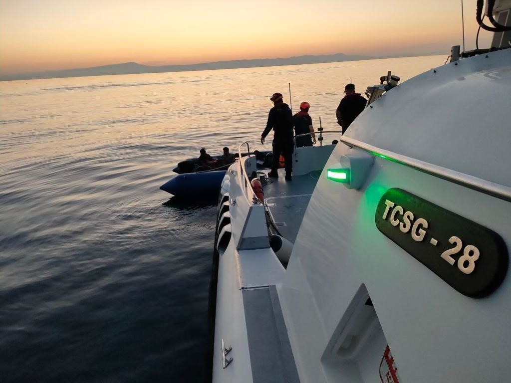 Ayvalık açıklarında 56 düzensiz göçmen yakalandı BALIKESİR İLİ AYVALIK İLÇESİ AÇIKLARINDA LASTİK BOT İÇERİSİNDE BİR GRUP