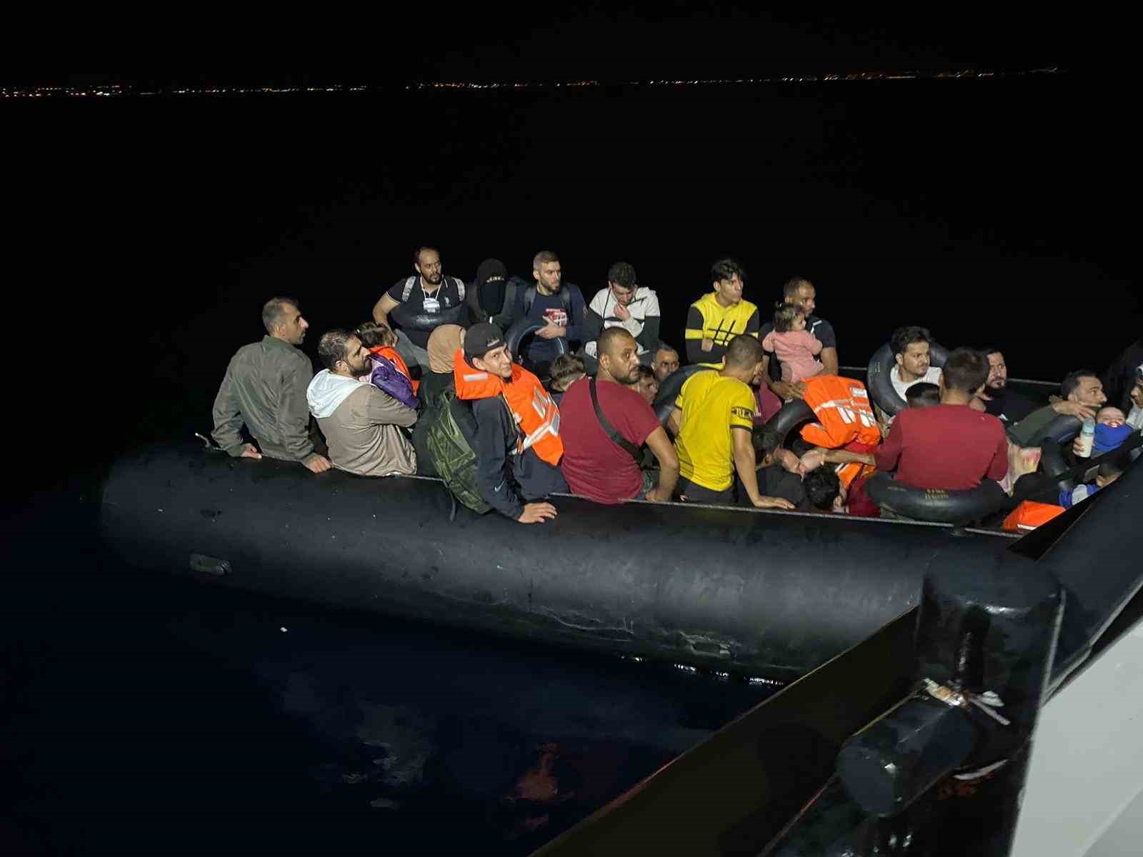 Ayvalık açıklarında 86 düzensiz göçmen Sahil Güvenlik tarafından yakalandı BALIKESİR’İN AYVALIK İLÇESİ AÇIKLARINDA YUNANİSTAN’IN MİDİLLİ ADASINA YASA DIŞI YOLLARDAN