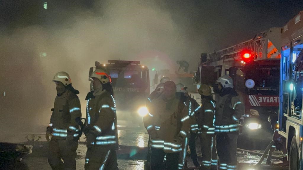 BAĞCILAR'DA GERİ DÖNÜŞÜM SAHASINDA ÇIKAN YANGIN SÖNDÜRÜLDÜ